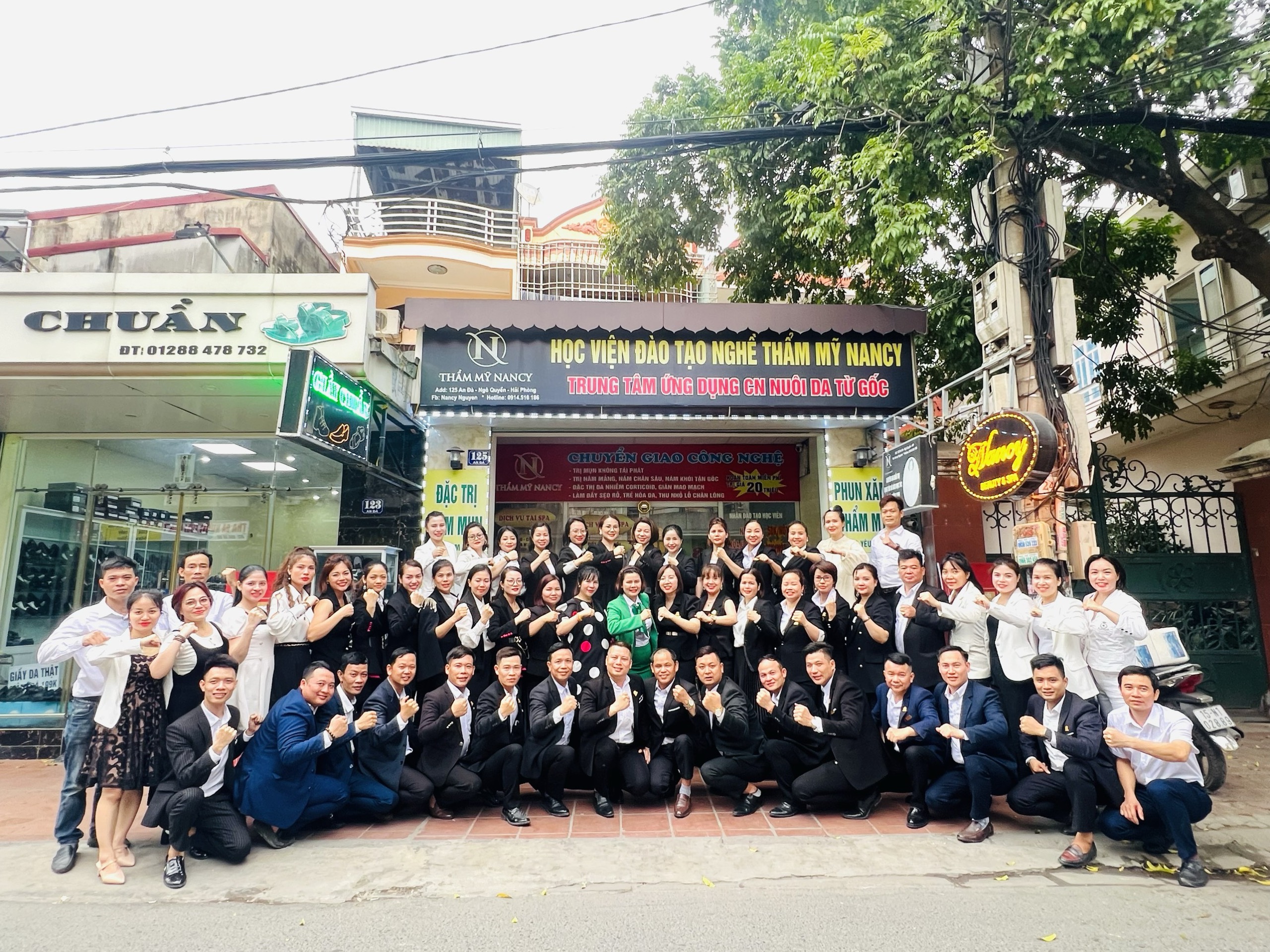 Nguyễn Thị Ngân và đội ngũ Nancy Beauty & Clinic