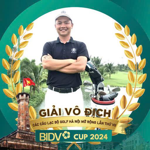 Phạm Đồng Dũng hướng dẫn học viên tại sân tập golf.